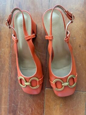 VERTUNDY ORANGE SLINGBACK HEELS.  SIZE 7 1/2.